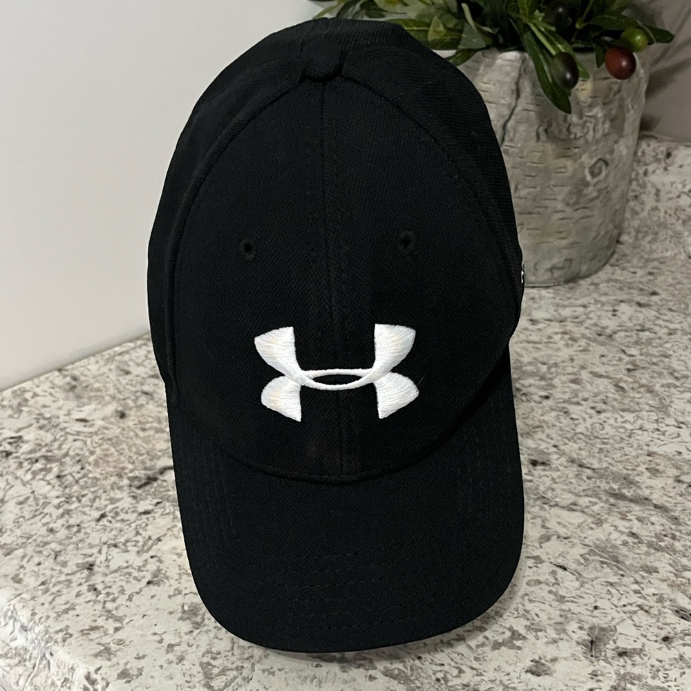 Under Armour Black Cap with White Logo M/L size EUC
